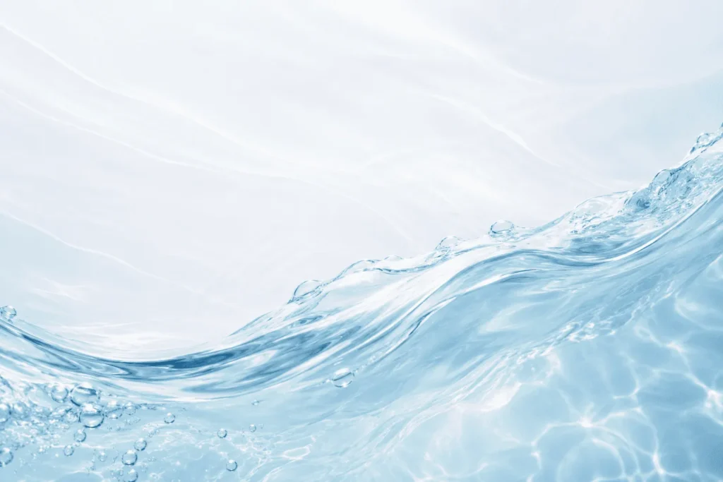 petite vague d'eau pure
