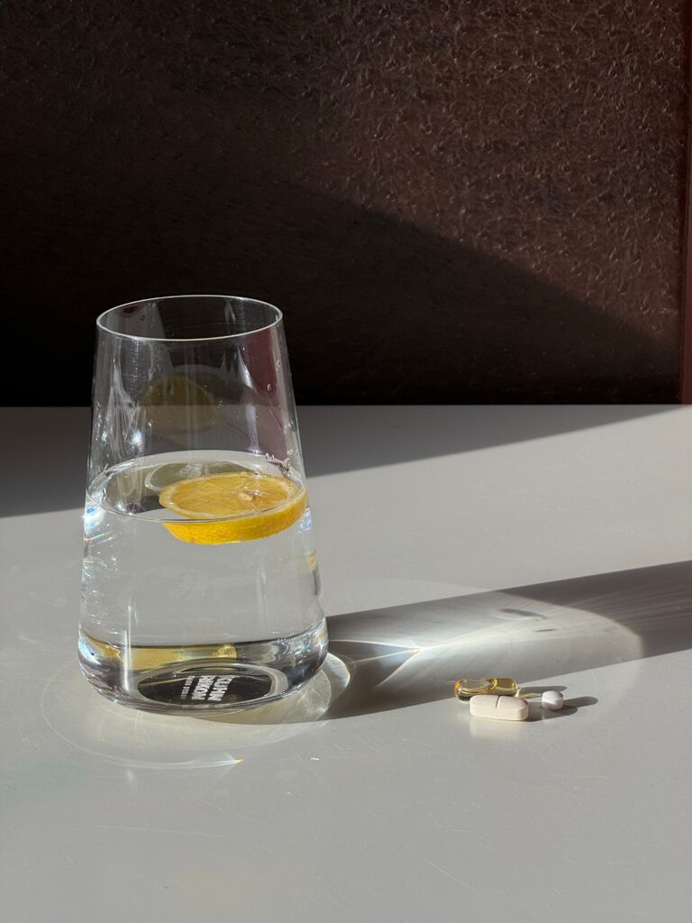 Blog PureColla vitamine c et orange posé sur une table